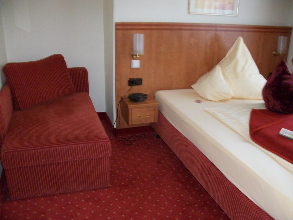Ruhr Hotel Есен Екстериор снимка